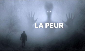 Un homme marche dans le brouillard et une silhouette terrifiante le suit